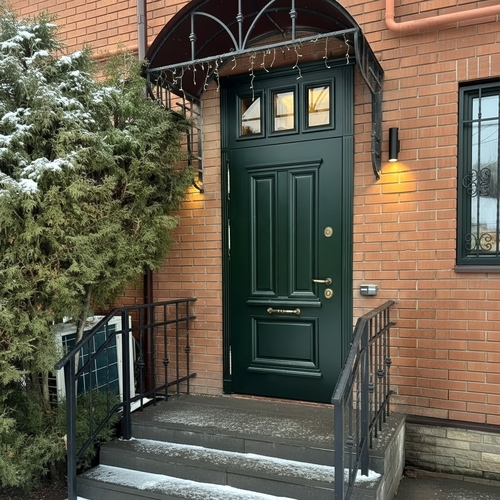 Зеленая коттеджная дверь