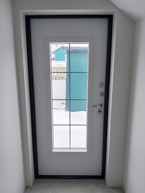 Дверь с остеклением